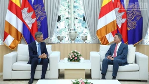 El embajador de Vietnam en Camboya, Nguyen Minh Vu, se reúne con Sun Chanthol, viceprimer ministro y primer vicepresidente del Consejo de Desarrollo de Camboya. (Foto: Nhan Dan)