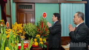 El presidente de Vietnam, Luong Cuong, rinde homenaje con una ofrenda de incienso al Presidente Ho Chi Minh en la Casa 67. (Foto: Nhan Dan)