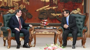 [Foto] Premier vietnamita recibe al enviado especial del Partido y del Estado de Cuba