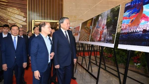 [Foto]Líder partidista visita espacio expositivo sobre logros de transformación digital en periodismo vietnamita