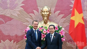 El presidente de la Asamblea Nacional de Vietnam, Tran Thanh Man, y primer vicepresidente del Consejo de la Federación de Rusia, A.V. Yatskin. (Foto: Nhan Dan)