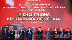 El presidente de la Asamblea Nacional Tran Thanh Man, junto con anteriores y actuales dirigentes del Partido y el Estado, y otros delegados, participan en la ceremonia inaugural del Museo de la Asamblea Nacional de Vietnam. (Foto: Nhan Dan)