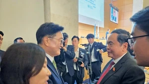 El presidente de la Asamblea Nacional de Vietnam, Tran Thanh Man, se reúne con su similar surcoreano, Woo Won Shik, durante la VI Conferencia Mundial de Presidentes de Parlamentos en Suiza, julio de 2025. (Foto: daibieunhandan.vn)