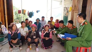 En la comuna de Hua Bum, los policías sensibilizan a los residentes sobre la importancia del día de las elecciones, así como sobre sus derechos y deberes cívicos. (Foto: VNA)