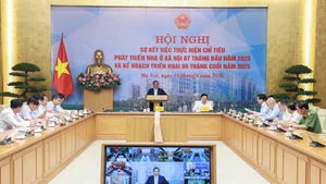 El primer ministro Pham Minh Chinh habla en la reunión. (Foto: Nhan Dan)