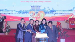 La vicepresidenta de Vietnam, Vo Thi Anh Xuan, y su homóloga laosiana, Pany Yathotou, y otros delegados, cortan un pastel para celebrar el 80º aniversario del Día Nacional de Vietnam. (Foto: VNA)
