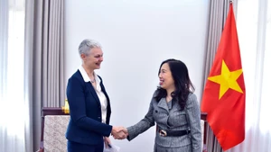 La viceministra de Relaciones Exteriores, Le Thi Thu Hang, recibe a la embajadora de Noruega en Vietnam, Hilde Solbakken. (Foto: VNA)