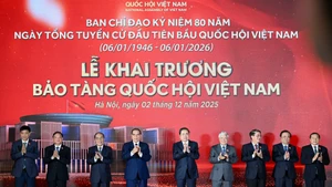 El presidente de la Asamblea Nacional Tran Thanh Man, junto con anteriores y actuales dirigentes del Partido y el Estado, y otros delegados, participan en la ceremonia inaugural del Museo de la Asamblea Nacional de Vietnam.