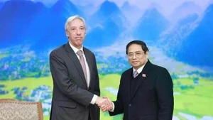 El primer ministro Pham Minh Chinh (dcha.) y el ministro portugués de Relaciones Exteriores, Joao Gomes Cravinho (Foto: VNA)