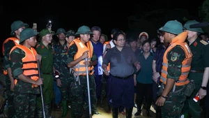 El primer ministro Pham Minh Chinh inspecciona las labores de respuesta ante las lluvias e inundaciones en las comunas de Trung Gia y Da Phuc.(Foto: Nhan Dan)