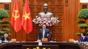 [Foto] Premier vietnamita preside reunión para debatir medidas de estabilización de los precios del combustible