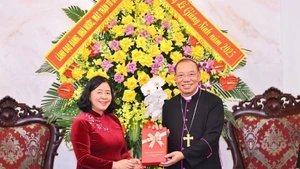 La miembro del Buró Político del Partido Comunista de Vietnam (PCV), secretaria de su Comité Central y presidenta del Frente de la Patria de Vietnam (FPV), Bui Thi Minh Hoai, extiende saludos navideños a la Arquidiócesis de Hanói y al Comité de Unidad de Católicos Vietnamitas. (Foto: VNA)