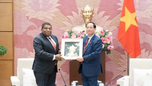 El vicepresidente de la AN Tran Quang Phuong entrega un regalo al secretario general de la UIP, Martin Chungong. (Foto: quochoi.vn)