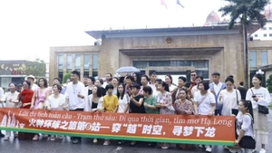 Casi mil turistas chinos ingresan a Vietnam por el Puesto Fronterizo Internacional de Mong Cai, en provincia vietnamita de Quang Ninh.
