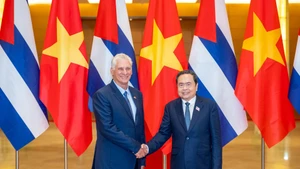 El presidente de la Asamblea Nacional de Vietnam, Tran Thanh Man, y el primer secretario del Comité Central del Partido Comunista de Cuba y presidente de la República, Miguel Díaz-Canel Bermúdez.