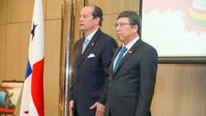 El ministro de Relaciones Exteriores de Panamá, Javier Martínez-Acha Vásquez, y el embajador de Vietnam en México, concurrente en Panamá, Nguyen Van Hai. (Foto: VNA)