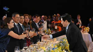 El presidente vietnamita, Luong Cuong, da la bienvenida a los jefes de delegación a la ceremonia de firma de la Convención de Hanói. (Foto: Nhan Dan)