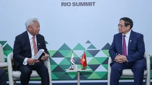 El primer ministro de Vietnam, Pham Minh Chinh, y el presidente del AIIB, Jin Liqun. (Foto: VGP)