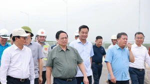 El primer ministro Pham Minh Chinh inspecciona el tramo Van Ninh-Cam Lo de la autopista Norte-Sur.