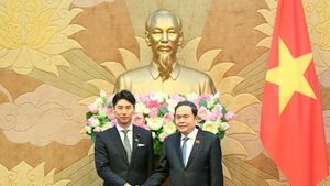 [Foto] Titular del Legislativo de Vietnam recibe a jóvenes parlamentarios japonés
