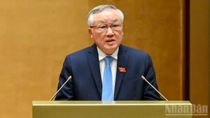El viceprimer ministro permanente Nguyen Hoa Binh interviene presenta un informe en el marco del décimo período de sesiones de la Asamblea Nacional de la XV Legislatura. (Foto: Nhan Dan)