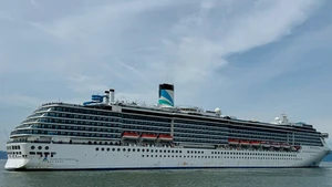 El crucero Adora Mediterranea atraca en el puerto de Tien Sa, en la ciudad vietnamita de Da Nang. (Foto: vnexpress.net)