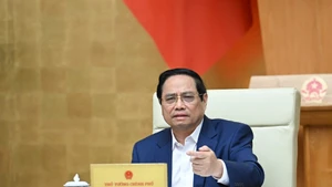 El primer ministro Pham Minh Chinh interviene en la reunión. (Foto: VNA)