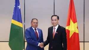 El miembro del Comité Central del Partido Comunista y ministro de Relaciones Exteriores de Vietnam, Le Hoai Trung, recibe al titular de Relaciones Exteriores y Comercio Exterior de las Islas Salomón, Peter Shanel Agovaka. (Foto: Ministerio de Relaciones Exteriores de Vietnam) 