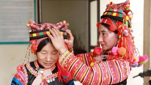 Mujeres de la etnia Ha Nhi de la zona fronteriza de Lai Chau preparan sus vestimentas para recibir la primavera. 