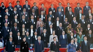 El secretario general del Partido Comunista de Vietnam, To Lam, y su esposa asisten a la ceremonia conmemorativa y al desfile militar en celebración del 50º aniversario del Día Nacional de Laos y del 105º aniversario del nacimiento del presidente Kaysone Phomvihane.