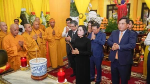 La delegación rinde homenaje al Muy Venerable Thich Tri Tinh (Foto: Nhan Dan)