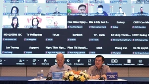 El viceministro de Industria y Comercio, Nguyen Sinh Nhat Tan (derecha), preside la conferencia. (Foto: VNA)