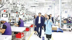 Una delegación del Comité Popular provincial de Nghe An inspecciona la producción y las actividades comerciales en el Parque Industrial, Urbano y de Servicios VSIP de Nghe An. (Foto: Nhan Dan)