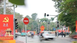 El ambiente de celebración del 96º aniversario de la fundación del Partido se extiende por muchas calles de Hanói. (Foto: VNA)