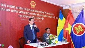 El primer ministro Pham Minh Chinh habla en una reunión con personal de la Embajada de Vietnam y representantes de la comunidad vietnamita en Suecia el 11 de junio. (Foto: VNA)
