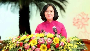Bui Thi Minh Hoai, miembro del Buró Político y actual secretaria del Comité Municipal del Partido en el XVII mandato, reelegida para continuar su cargo. (Foto: Nhan Dan)