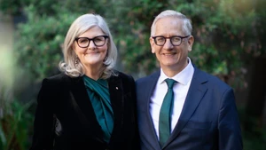 El Gobernador general de Australia, Sam Mostyn, y su cónyuge (Foto: VNA)