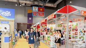 Área de exhibición de las empresas vietnamitas participantes en la feria. (Foto: VNA)