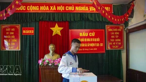 Realizan votos en la plataforma DK1/20. (Foto: VNA)