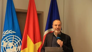 Aymeric Jung, asesor de inversión de impacto y economía regenerativa, participa en el seminario. Foto: VNA