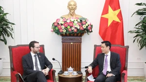 El vicecanciller vietnamita Dang Hoang Giang (derecha) recibe a Iain Frew, embajador del Reino Unido en Hanói (Foto: baoquocte.vn)