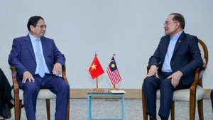 El primer ministro de Vietnam, Pham Minh Chinh, sostiene un encuentro con su homólogo malasio, Anwar Ibrahim, durante su participación en la Cumbre Ampliada de los BRICS en Río de Janeiro, Brasil. (Fuente: VGP)