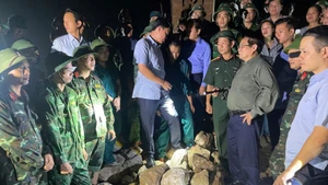 El primer ministro Pham Minh Chinh visita la comuna de Hai Thinh para inspeccionar y dirigir las labores de recuperación tras el tifón Bualoi. (Foto: Nhan Dan)
