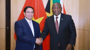 El primer ministro Pham Minh Chinh y el presidente sudafricano Matamela Cyril Ramaphosa. (Foto: VNA)