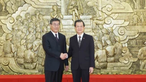 El subjefe de la Comisión de Asuntos Internos del Comité Central del PCV, Le Hong Quang, y el subsecretario general Wang Yixing de la Comisión de Asuntos Políticos y Jurídicos del Comité Central del Partido Comunista de China (Foto: VNA)