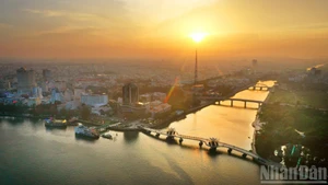 Tarde dorada en el muelle de Ninh Kieu.