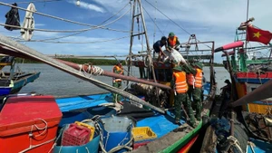 La provincia de Nghe An despliega unos 500 soldados, tres barcos y 30 vehículos para operaciones de rescate. 