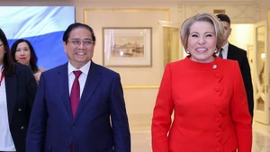El primer ministro de Vietnam, Pham Minh Chinh, se reúne con la presidenta del Consejo de la Federación de la Asamblea Federal de Rusia, Valentina Matviyenko. Foto: VGV