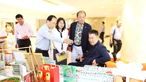Representantes de la provincia sureña vietnamita de Vinh Long presentan productos típicos locales en Corea del Sur. (Foto: baovinhlong.com.vn)