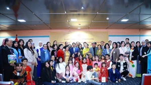 Premier vietnamita se reúne con la comunidad coterránea en Argelia